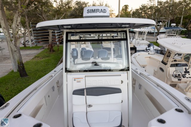 Pre-Owned 2019 Robalo R302 CC Power Boat for sale